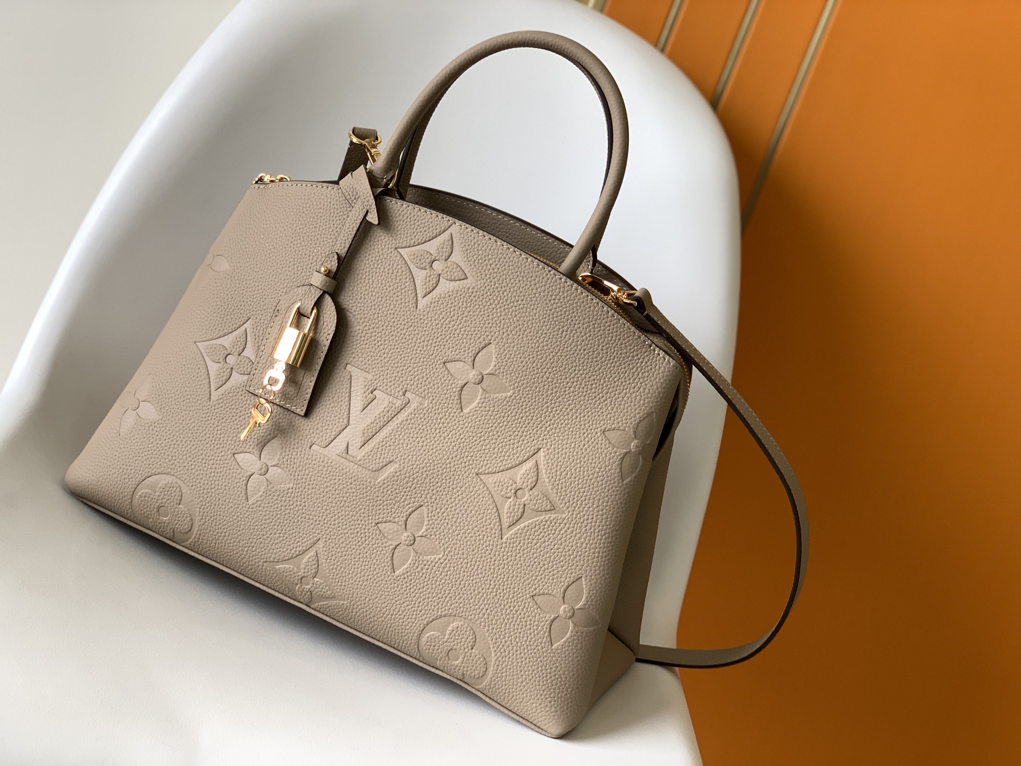 Louis Vuitton LV Classic Handbag Premium Canvas Multiple Compartments Weekend Getaway Premium Quality
